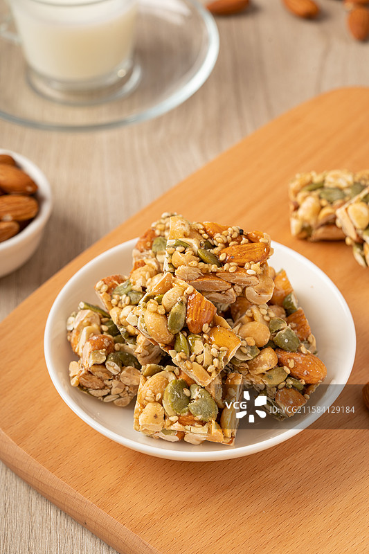 桌子上的坚果酥图片素材