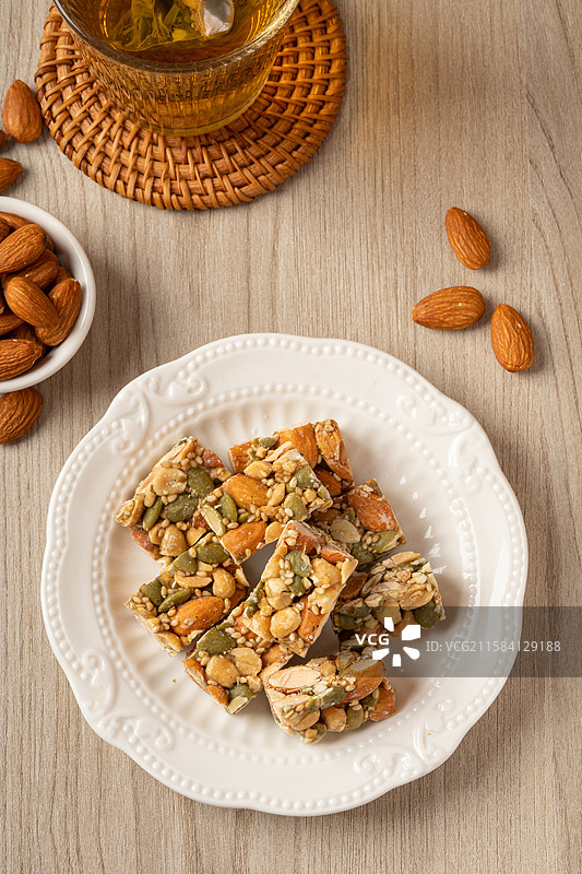 桌子上的坚果酥图片素材