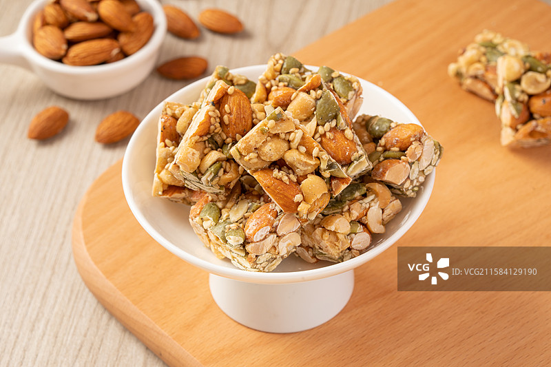 桌子上的坚果酥图片素材