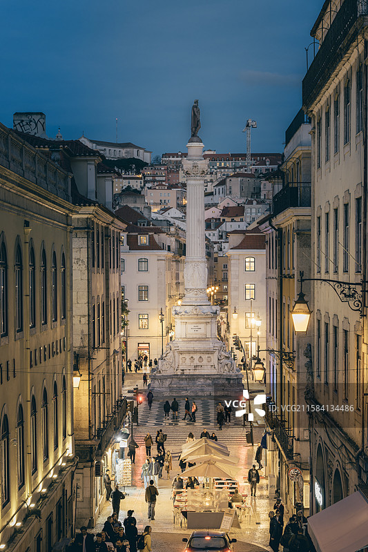暮色降临里斯本罗西奥广场（佩德罗四世广场），街道与纪念柱被灯光点亮。图片素材