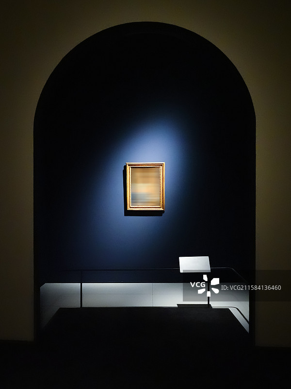 单幅画作艺术展厅图片素材