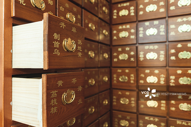中国中医药服务拍摄主题，中医医院药店药房黄色的古典风格木制药柜，室内无人图像摄影图片素材