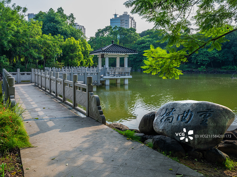 广西柳州马鹿山公园重曲桥与宁静的湖面风光图片素材