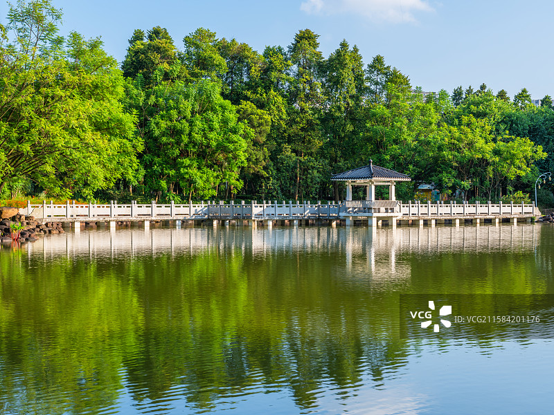 广西柳州马鹿山公园重曲桥与宁静的湖面风光图片素材