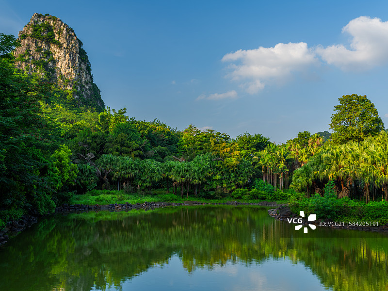广西柳州马鹿山公园湖光山色与蓝天白云风光图片素材