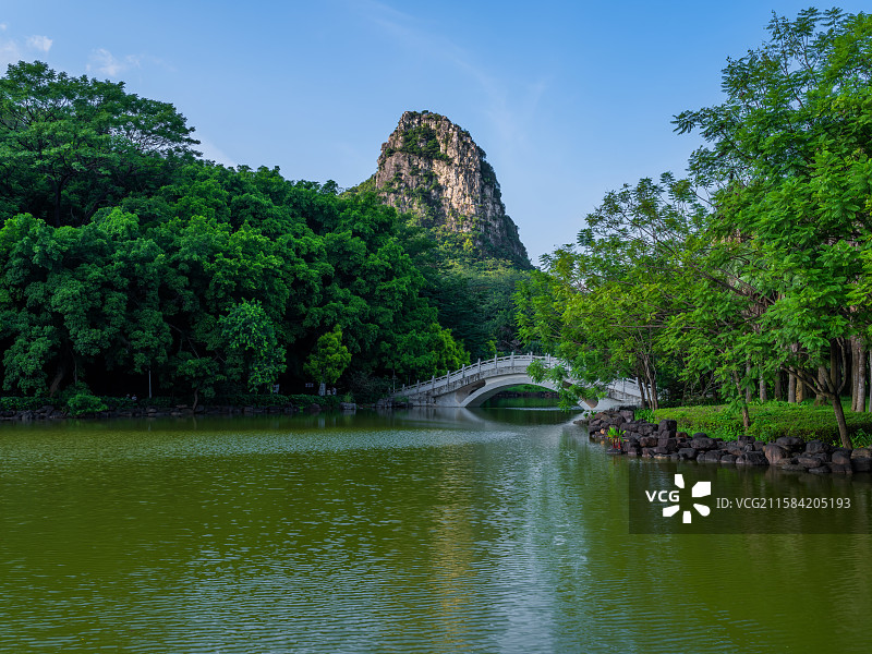 广西柳州马鹿山公园湖光山色与蓝天白云风光图片素材