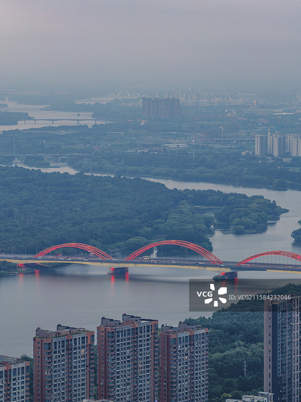 航拍视角下城市建筑，高视角下沈阳城市建筑，竖构图沈阳城市天际线，竖构图城市天际线图片素材