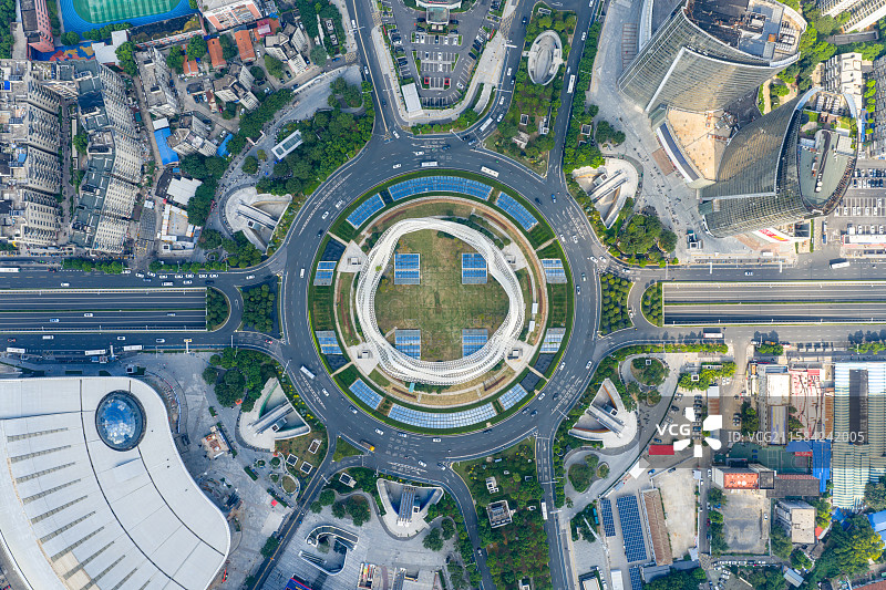 航拍湖北省武汉市光谷广场城市道路交通环岛风光图片素材