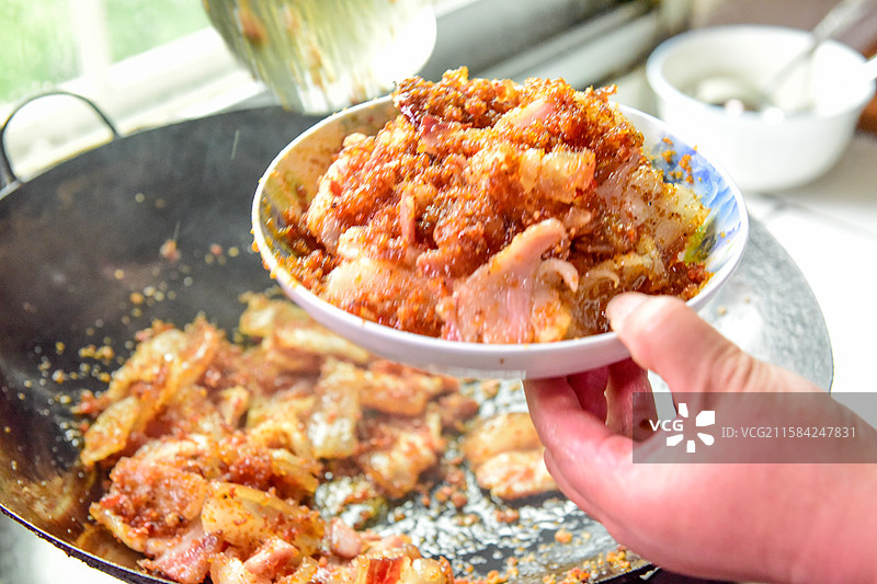 五花腊肉炒榨广椒图片素材