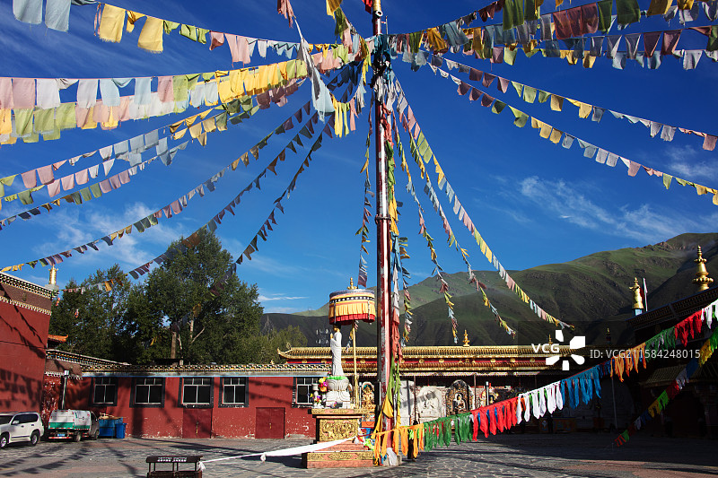 玉树新寨嘉那玛尼石经城图片素材