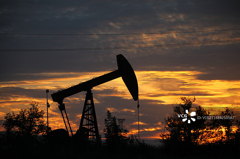 夕阳下的抽油机图片素材