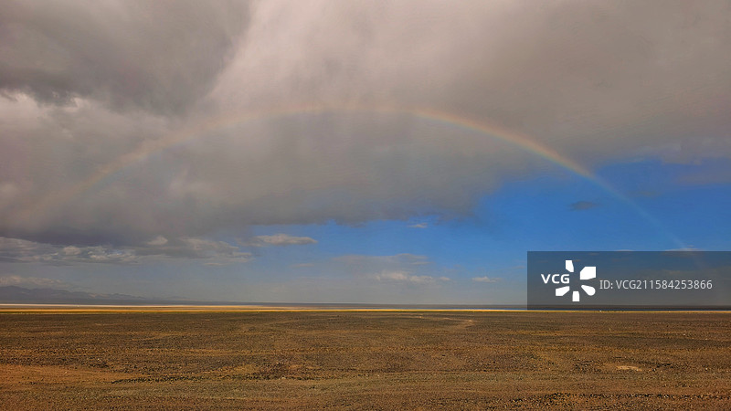 阿克塞哈萨克族自治县戈壁滩上的彩虹图片素材