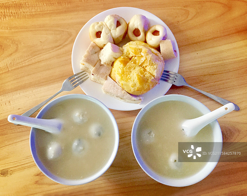 两人日常夜宵汤圆肠仔包菠萝包图片素材