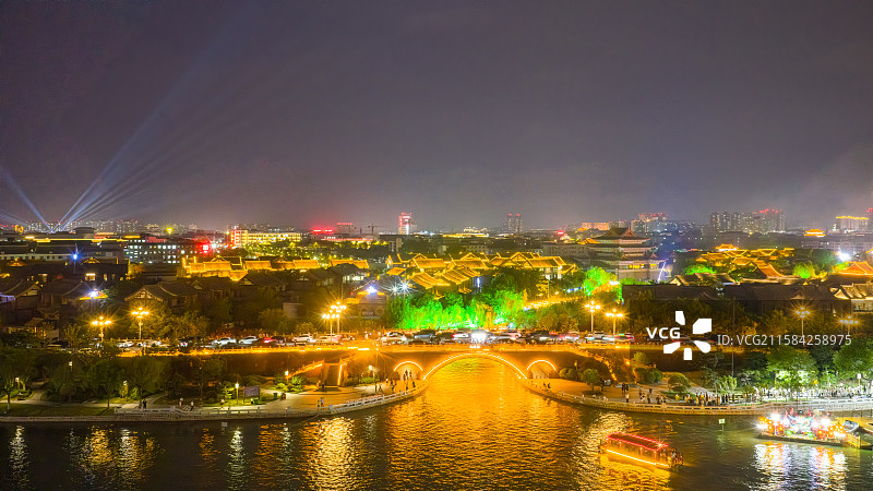 开封市龙亭区汴河游船和清明上河园夜景图片素材