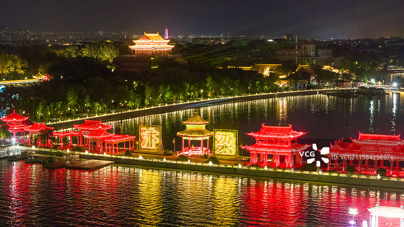 开封市龙亭区汴河游船和清明上河园夜景图片素材