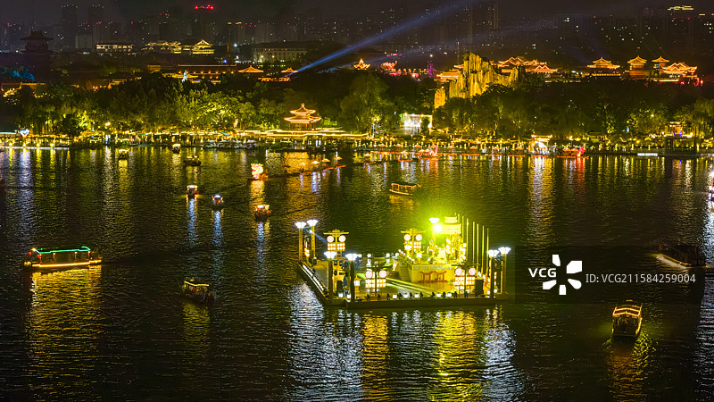 开封市龙亭区汴河游船和清明上河园夜景图片素材