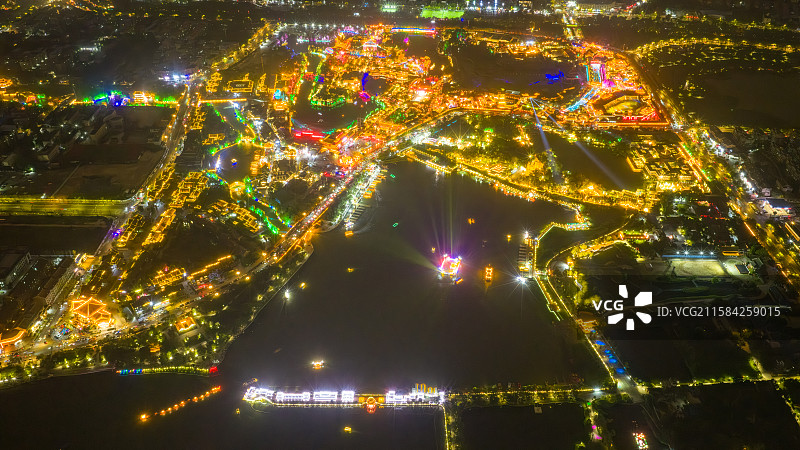 开封市龙亭区汴河游船和清明上河园夜景图片素材