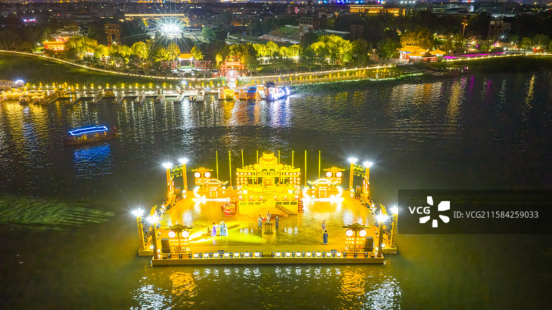 开封市龙亭区汴河游船和清明上河园夜景图片素材