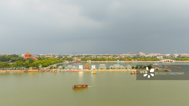 开封市龙亭区汴河游船和清明上河园风景图片素材