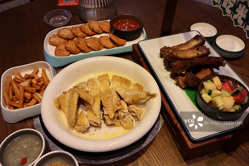 海南三亚海棠湾文昌鸡炸排骨炸鱼饼图片素材