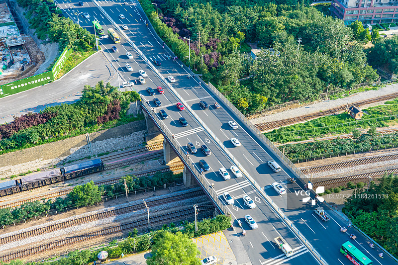 中国城市市风光拍摄主题，山东省泰安市泰山区，高架桥火车道和城市居住区，户外白昼无人图像摄影图片素材