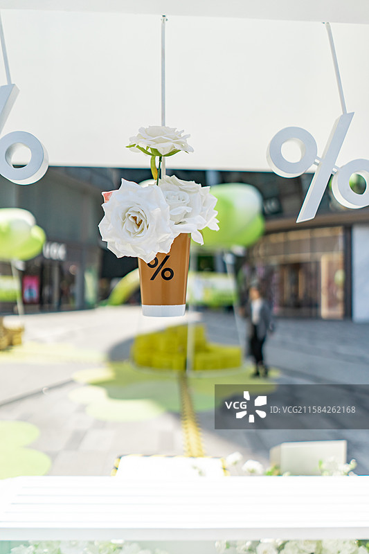 中国生活方式拍摄主题，咖啡店门口的咖啡杯马克杯和白色花簇设计，户外无人图像摄影图片素材