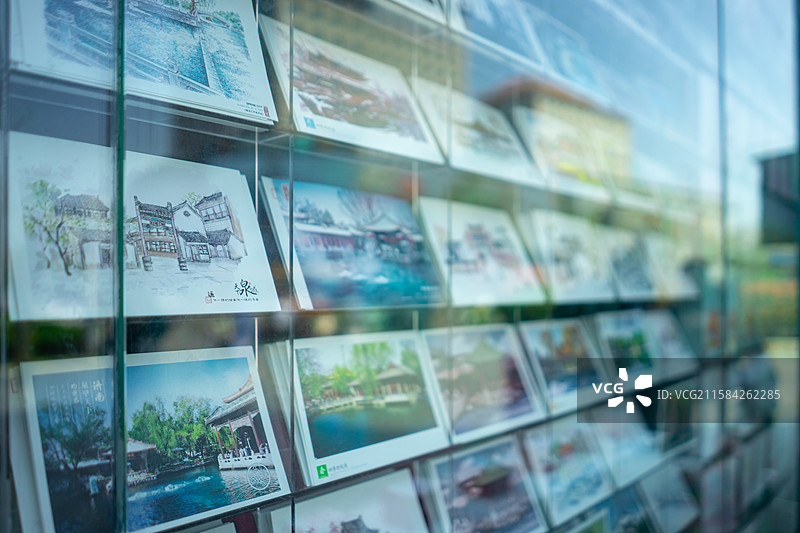 中国生活方式拍摄主题，玻璃柜子里展示着老济南的明信片照片，户外无人图像摄影图片素材