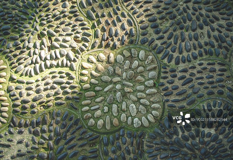 中国传统风格地面拍摄主题，铺面鹅卵石花纹图案的中国园林铺装庭院，户外白昼无人图像摄影图片素材