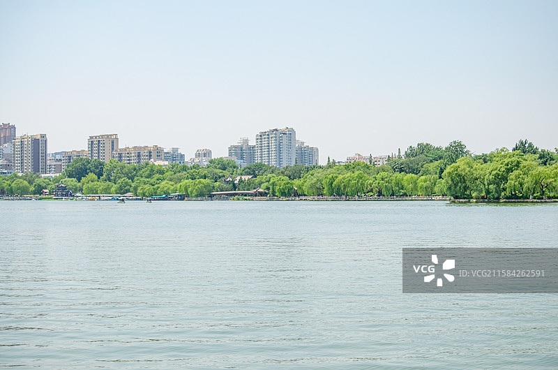 中国5A级旅游景区拍摄主题，山东省济南市大明湖公园园林，宽阔的湖面蓝色的天空，户外白昼无人图像摄影图片素材