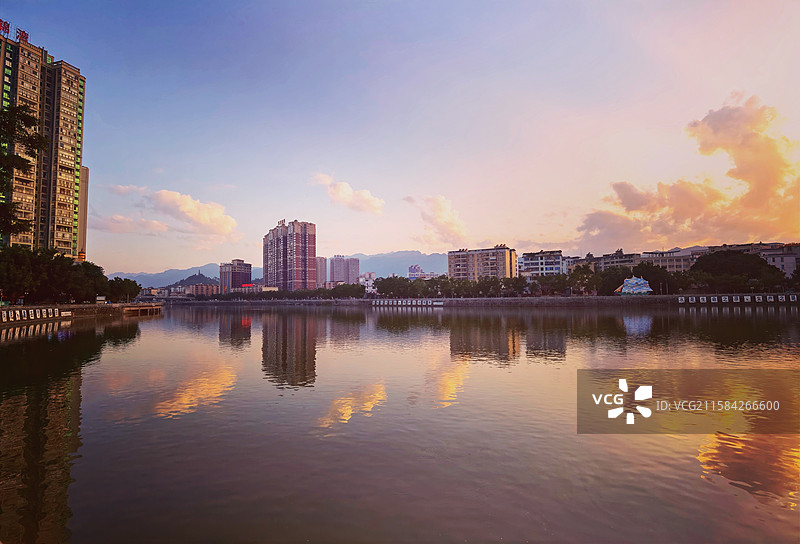 武江河畔“龙回头〞风光图片素材