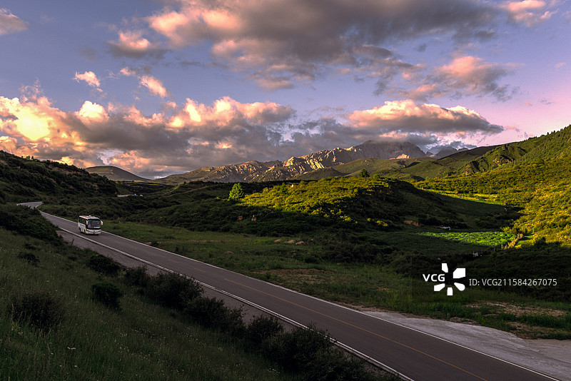 四川松潘县川主寺镇之夕阳无限图片素材