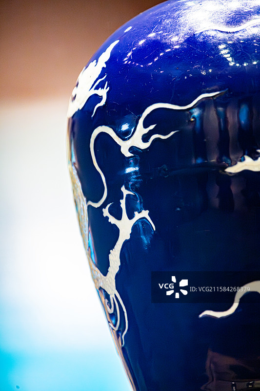 扬州博物馆藏元代景德镇窑霁蓝釉白龙纹梅瓶禁止出境图片素材
