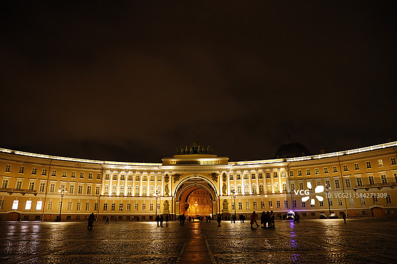 夜晚的俄罗斯圣彼得堡冬宫广场总参谋部大楼图片素材