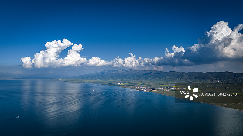 青海湖油菜花和蓝天白云图片素材