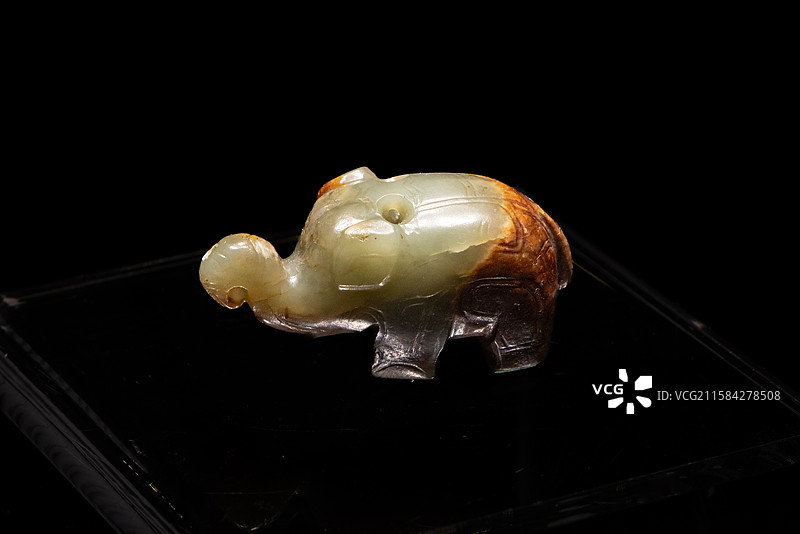 浙江杭州跨湖桥遗址博物馆敬天格物西周虢国玉器精品展玉象 西周 M2009虢仲墓图片素材