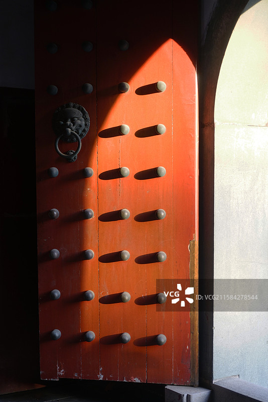 阳光下的寺庙大门图片素材