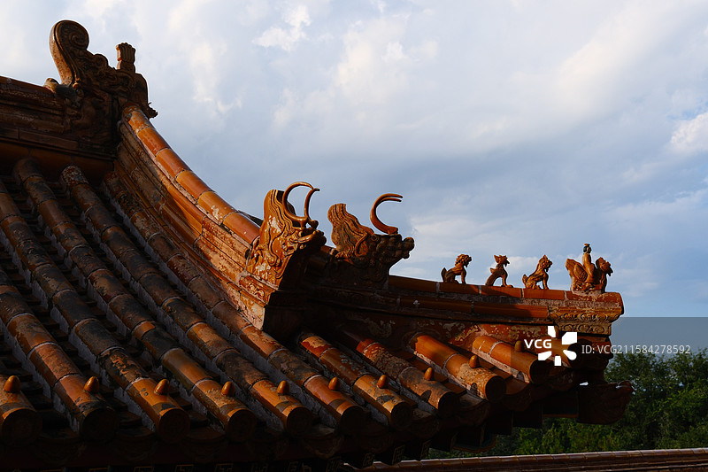 颐和园北宫门四大部洲古建筑屋脊神兽蓝天白云下图片素材