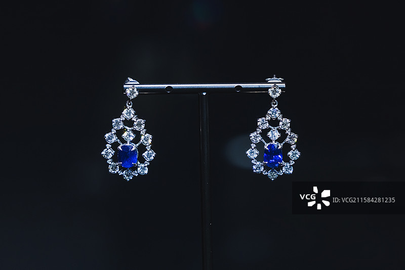 蓝宝石耳坠图片素材