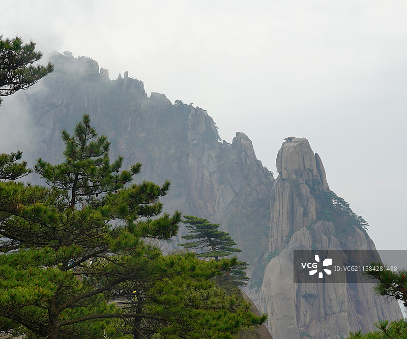 黄山之松鼠跳天都图片素材