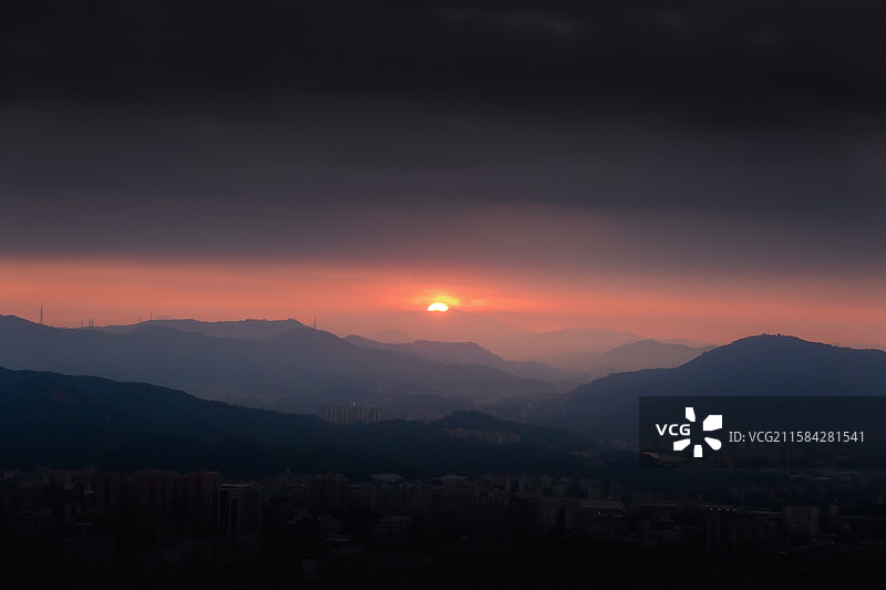 日出的光和太阳，广州白云山摩星岭图片素材