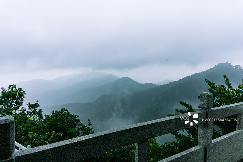 烟雾缭绕的雨天莫干山俯瞰视角图片素材