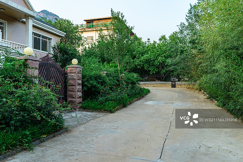 中国房地产城市健康生活拍摄主题，豪华别墅居住区和水泥地面道路，户外白昼无人图像摄影图片素材