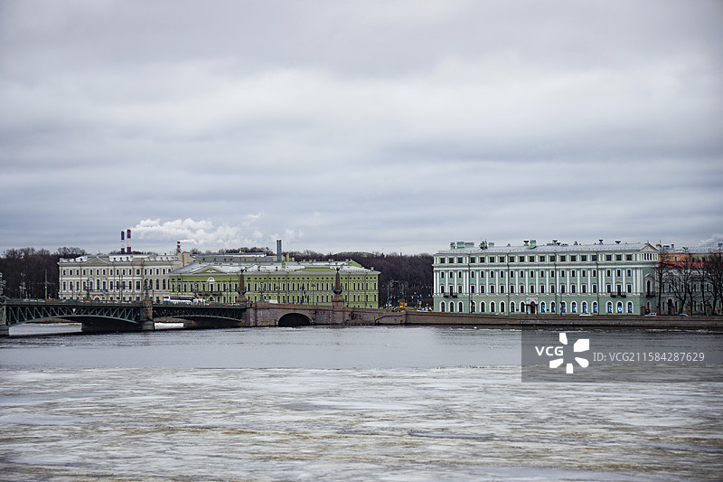 俄罗斯圣彼得堡冬季结冰的涅瓦河畔图片素材