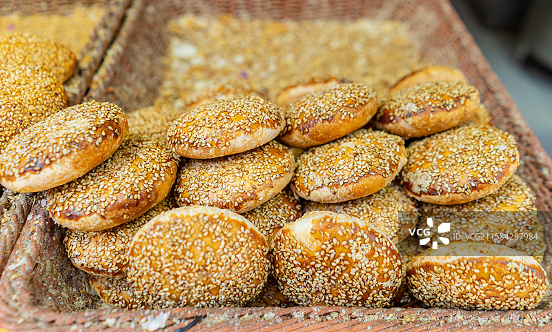 中国餐饮行业饮食产业，传统经典中国食品，货摊篮子里各种口味的芝麻马蹄烧饼，户外白昼无人图像摄影图片素材