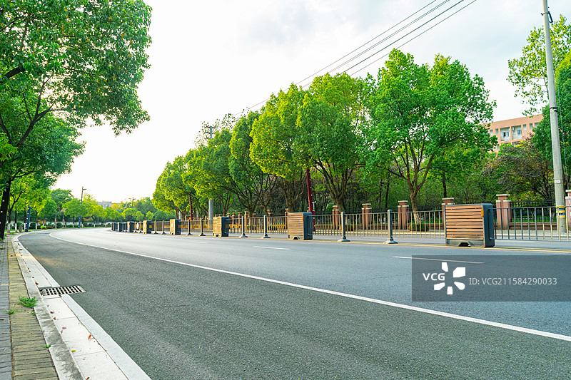 中国城市交通拍摄主题，平坦的柏油路马路公路市区路和路中央的栏杆分界线，户外白昼无人图像摄影图片素材