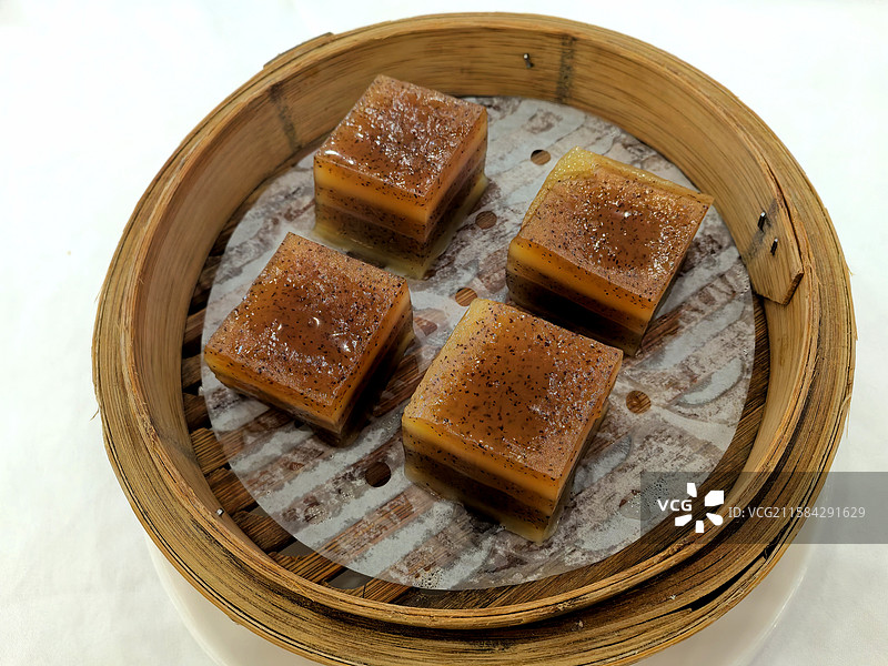 姜汁暖胃红枣糕 粤式茶楼餐厅传统美味甜点心。图片素材