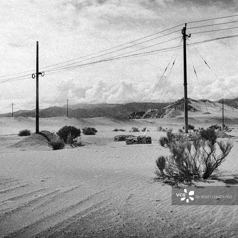 高山下的戈壁图片素材