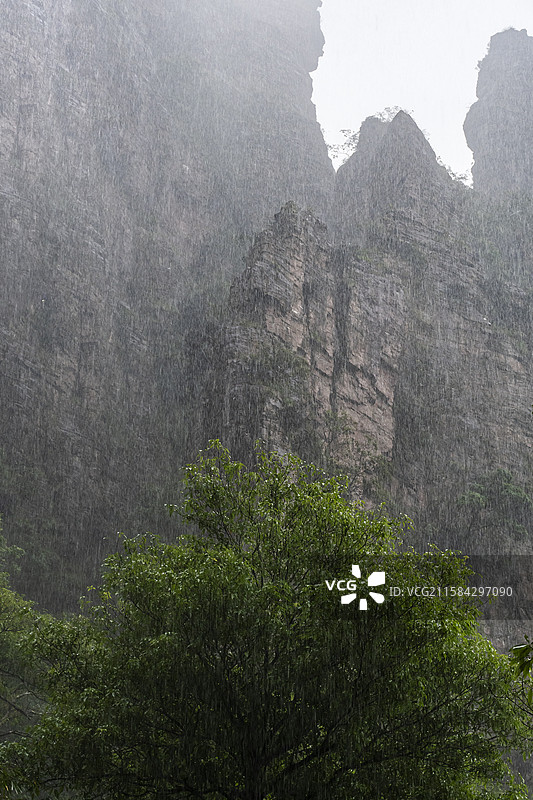 雨中山景图片素材