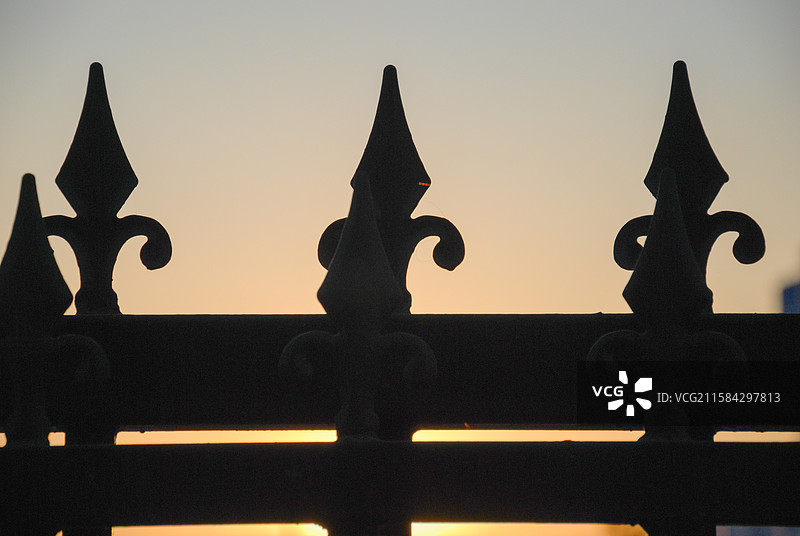 夕阳下的铁艺栏杆剪影图片素材