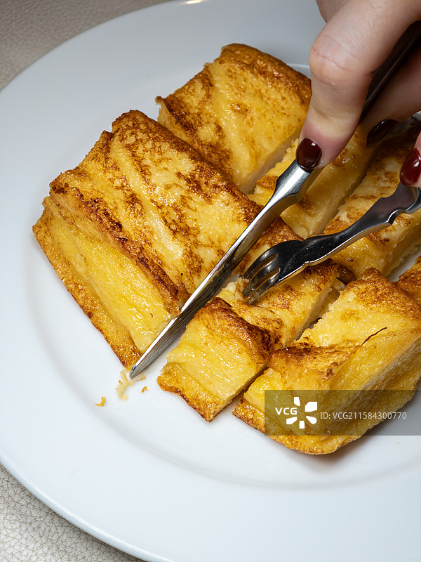 配有枫糖浆的法式吐司图片素材